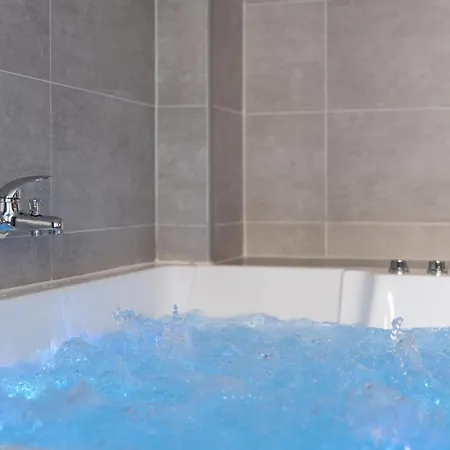 Le Romantique Jacuzzi Centre Apartment *